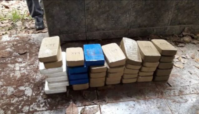 Na propriedade, foram apreendidos 46 quilos de pasta base de cocaína, 8,3 quilos de crack, balança de precisão e prensa