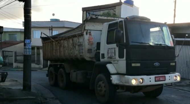 A rua no ABC facilita o trajeto dos caminhões, já que dá acesso ao rodoanel, mas os moradores reclamam de estragos