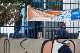 S&Atilde;O PAULO, SP, 05.06.2019 ? VACINA&Ccedil;&Atilde;O-GRIPE: Fila de pessoas para vacina&ccedil;&atilde;o contra a gripe, no UBS do Cambuci, em S&atilde;o Paulo, nesta quarta-feira (5). (Foto: