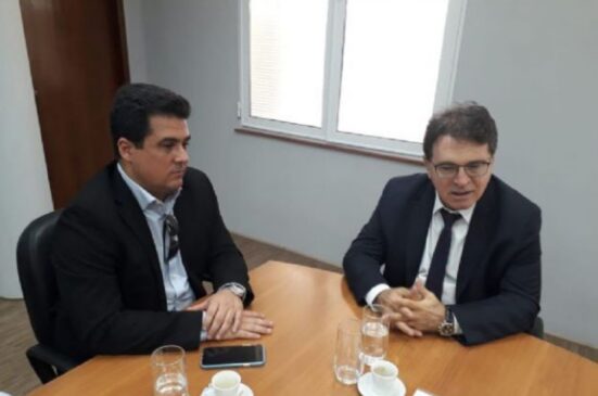 Prefeito Felipe Augusto durante reunião com Vinicius Lummertz, secretário do Estado da Saúde