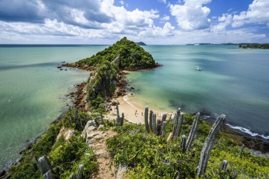 Em julho, as temperaturas ficam mais amenas em Búzios ideais para curtir as mais de 20 praias e fazer passeios de barco e escunas, mergulhar e praticar esportes náuticos, surfe e stand up paddle