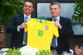 BUENOS AIRES, 06.06.2019 - BRASIL-ARGENTINA - O presidente Jair Bolsonaro posa com uma camisa da sele&ccedil;&atilde;o brasileira ao lado do colega Mauricio Macri durante encontro na Casa Rosada, em Buenos Aires, nesta quinta-feira (6). (Foto: )