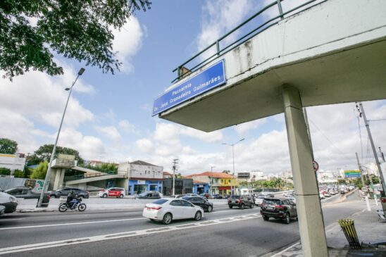 Com a falta da passarela desde fevereiro de 2018, há quem arrisque atravessar pelo meio da via