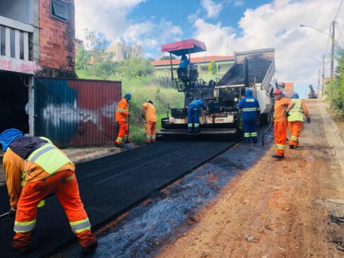 Obras de recapeamento na rua Terezino Pereira de Camargo