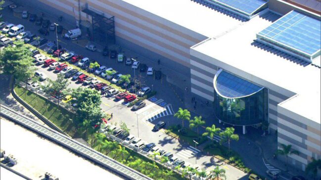 Assalto no shopping foi anunciado por volta das 10h50; o grupo teria baleado um segurança terceirizado e fugido em seguida