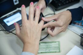 Para cadastrar as impressões digitais, o eleitor deve agendar atendimento no site do TRE-SP