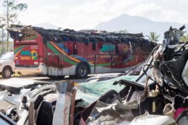 O ônibus fretado retornava de uma excursão a Campos do Jordão e capotou no km 31,6 da rodovia Floriano Rodrigues Pinheiro