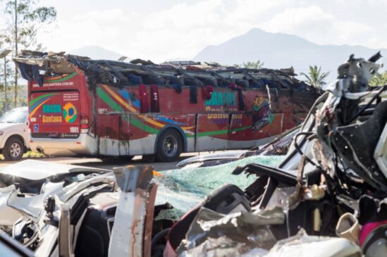 O ônibus fretado retornava de uma excursão a Campos do Jordão e capotou no km 31,6 da rodovia Floriano Rodrigues Pinheiro