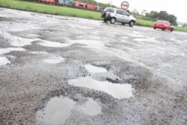 Buracos na av. Tancredo de Almeida Neves tem causado problema