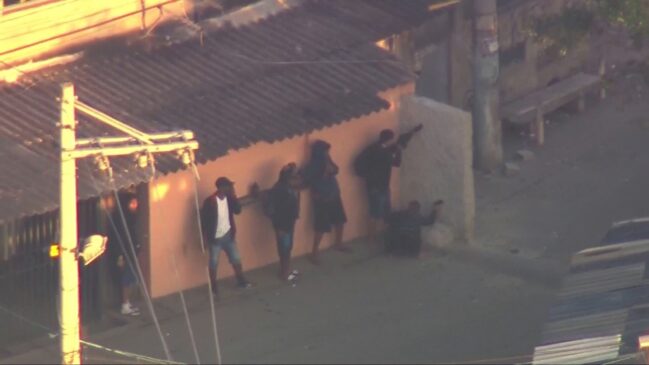 Policiais militares e traficantes se envolveram em uma intensa troca de tiros no início da manhã de ontem, na Cidade de Deus