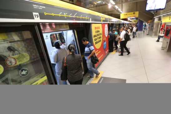 As portas deverão ter 2,10 metros de altura, sensor de presença e transparência mínima de 70%