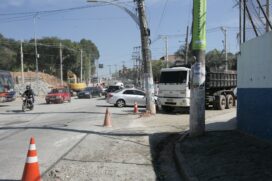 O serviço só foi feito no dia 20, mas de maneira incompleta, já que três postes permanecem na via