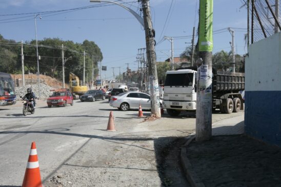 O serviço só foi feito no dia 20, mas de maneira incompleta, já que três postes permanecem na via