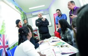 Apresentador do Master Chef conversou com alunos de inglês do Programa Cidadão Bilíngue, da Prefeitura de Itapecerica