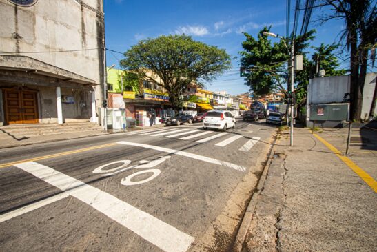 Primeira a receber nova sinalização na pista foi a estrada Kizaemon Takeuti, uma das mais movimentadas