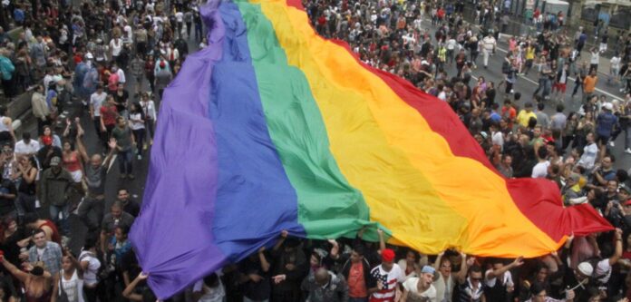 O tema da festa são os "50 anos de Stonewall", conflito que marcou o ativismo pelos direitos LGBT