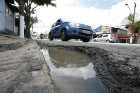 Buracos na avenida Washington Luís, na zona sul de São Paulo; programa tem como objetivo o aumento da durabilidade das vias