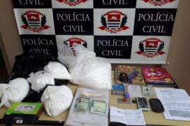 Os policiais chegaram até as drogas quando procuravam por um suspeito de integrar a quadrilha