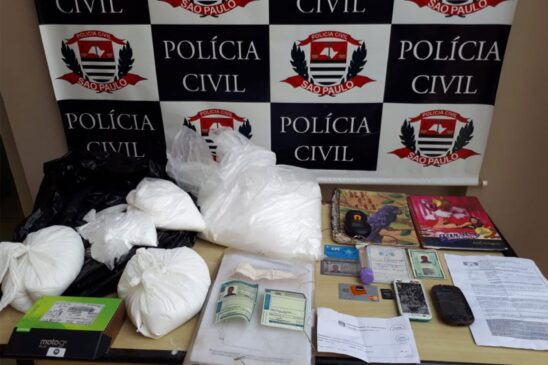 Os policiais chegaram até as drogas quando procuravam por um suspeito de integrar a quadrilha