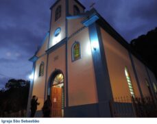 Igreja São Sebastião Erguida em um bucólico recanto da cidade de Resende e se destacando na paisagem, lá está a Igreja de São Sebastião. A capela é simples, mas tem uma beleza que forma um cenário que lembra uma pintura arcadiana.