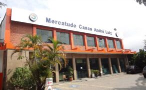 O incêndio atingiu o Mercatudo, uma das principais fontes de renda das Casas André Luiz