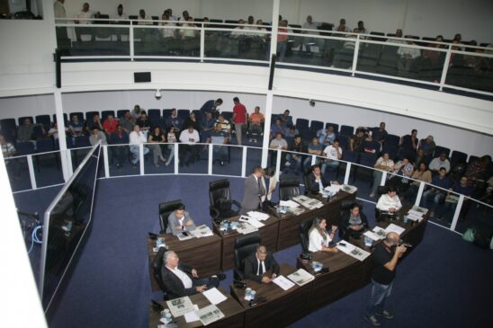 Taxistas e motoristas por aplicativo durante sessão da Câmara de Taboão da Serra nesta terça-feira