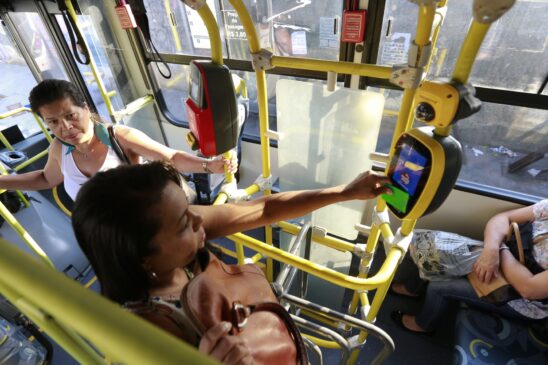 Teste em ônibus sem cobrador na zona sul da Capital, em 2017; segundo a SPTrans, não há plano de demissão dos cobradores