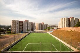 Espaço conta com um campo de grama sintética para as atividades dos moradores do João Cândido