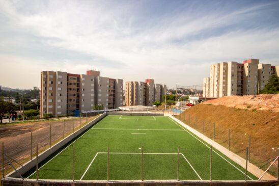 Espaço conta com um campo de grama sintética para as atividades dos moradores do João Cândido