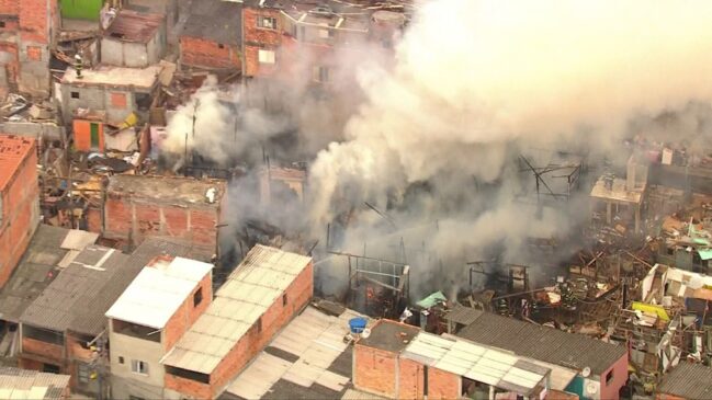 Registro do incêndio que atingiu uma favela em Santo André