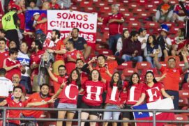 Torcedores chilenos no jogo contra o Japão, no estádio do Morumbi; a expectativa de público aumenta nas fases seguintes da Copa