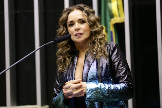 A cantora Daniela Mercury foi uma das homenageadas da sessão do plenário da Câmara dos Deputados