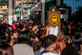 Pontos de ônibus próximos à estação Capão Redondo ficaram lotados por causa do problema