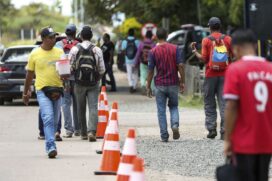 Imigrantes venezuelanos cruzam a fronteira com o Brasil.