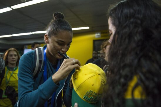 A maior parte da delegação da seleção brasileira, como a jogadora Poliana, desembarcou em SP
