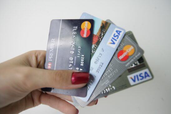 Brasileiros movimentaram R$ 416 bilhões com cartões no trimestre, entre cartões de crédito, de débito e pré-pagos