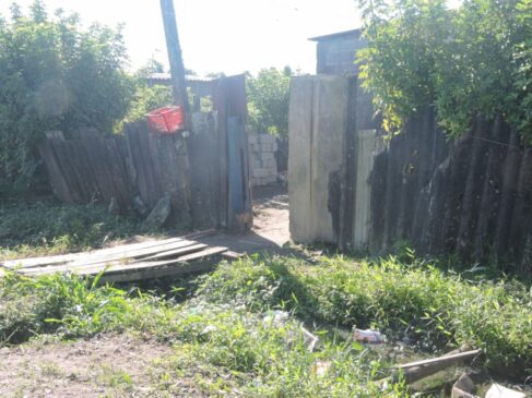 Valas com esgoto a céu aberto, em frente as casas dos moradores do Jardim Oásis, em Itanhaém, causam mau cheiro e risco de doenças