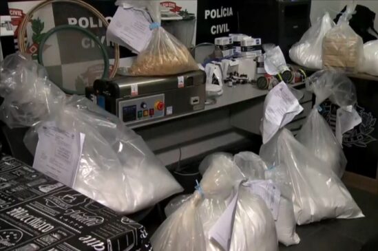 Além das drogas, foram apreendidos em uma casa equipamentos utilizados para a produção dos entorpecentes