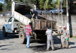 Entre os serviços realizados estão Operação Tapa Buraco e promoção de limpeza e manutenção das vias na região