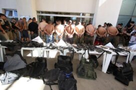 Com os dez criminosos presos foram apreendidos 11 fuzis, uma arma calibre 50, munições diversas e coletes à prova de balas