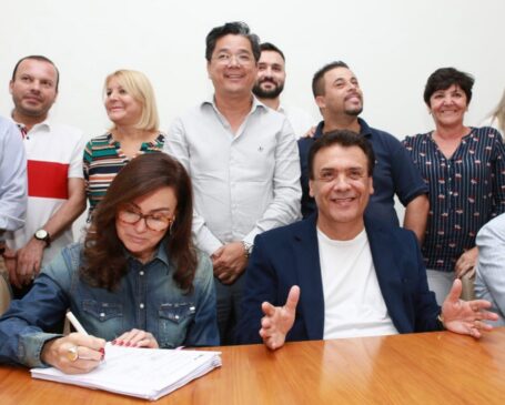 O prefeito Fernando Fernandes, e a deputada Analice Fernandes durante assinatura na sexta-feira