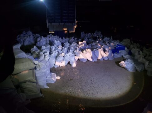 Droga foi levada à delegacia, onde policiais pesaram a maconha; material apreendido pode chegar a mais de 4 toneladas