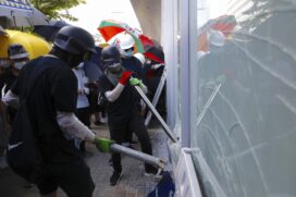 Manifestantes contrários ao governo de Hong Kong invadiram, nesta segunda-feira (1º), o Parlamento local durante protesto