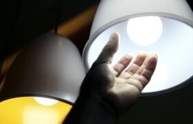Neste ano, o principal fator que influenciou na alta, de acordo com a Enel, foi o aumento do custo com aquisição de energia