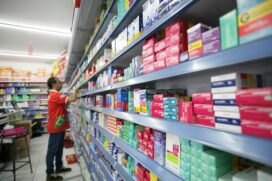 Entidades pró-consumidores alegam que a medida reduziria desperdício e custos ao paciente; indústria se preocupa