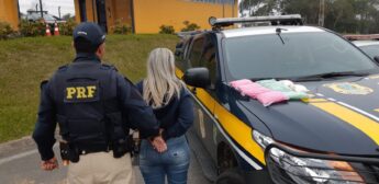 A PRF prendeu na segunda-feira, em flagrante, uma jovem de 18 anos que carregava 16.250 comprimidos de ecstas, em Barra do Turvo