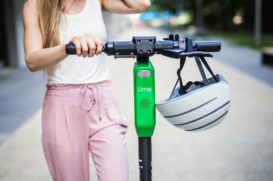 Empresa dará aulas para ensinar a conduzir patinetes com segurança; primeira atividade será no Largo da Batata