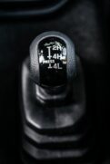 O modo 4H (4x4) pode ser acionado em andamento até os 90 km/h; o 4L (a reduzida), somente com o veículo parado