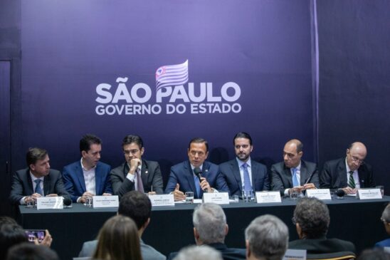 João Doria, ao lado de secretários e de prefeitos de cidades do ABC, anunciou as medidas no Palácio dos Bandeirantes