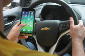 Motorista só pode utilizar o celular quando estacionado; parado no sinal vermelho também não pode